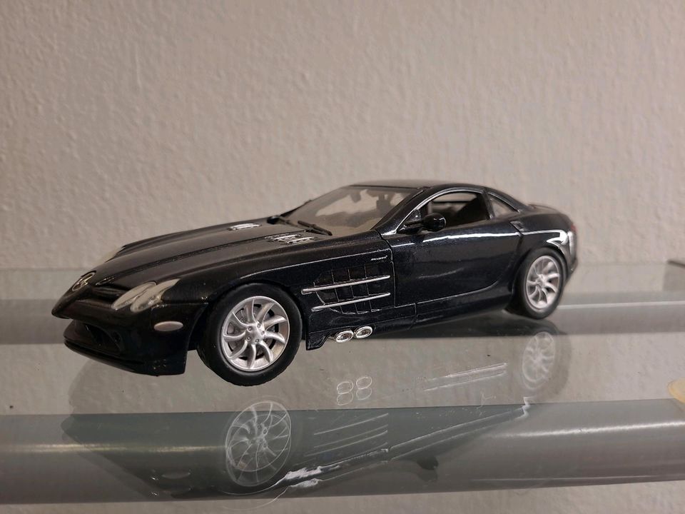 Mercedes SLR MCLaren Modell 1:24 Motor Max in Walpertskirchen