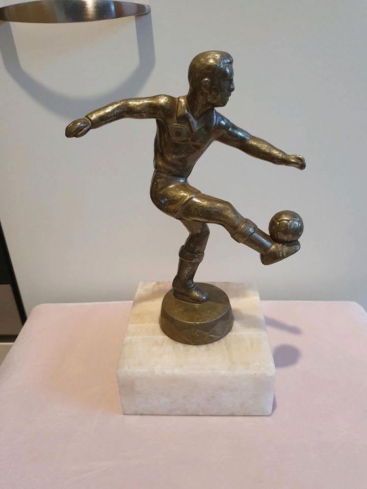 Alter Fußballpokal in Eisleben