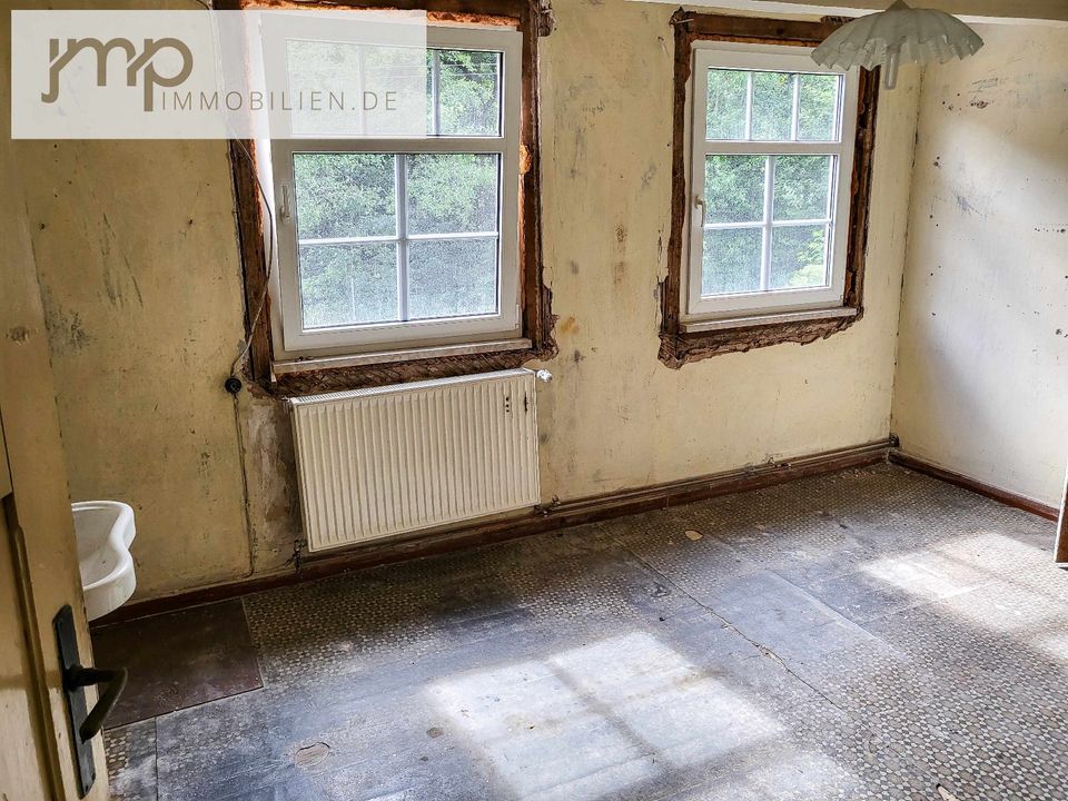 Handwerker aufgepasst! Schönes Haus am Waldrand, Renovierungsbedürftig mit gutem Fundament! in Sonneberg