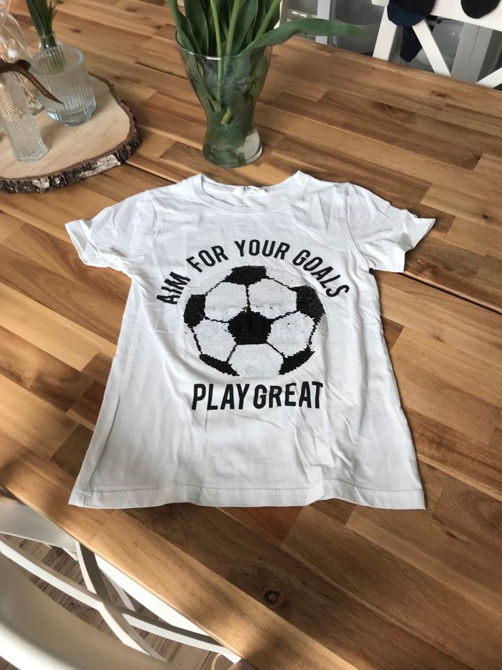 T-Shirt | Fußball | Wendepailletten H&M | Gr. 134/140 in Müden