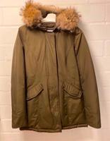 Woolrich Daunenjacke Gr. S Khaki WIE NEU sehr warm hoher NP Berlin - Kladow Vorschau