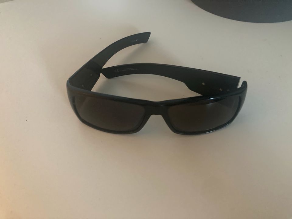 Sonnenbrille schwarz in Hannover