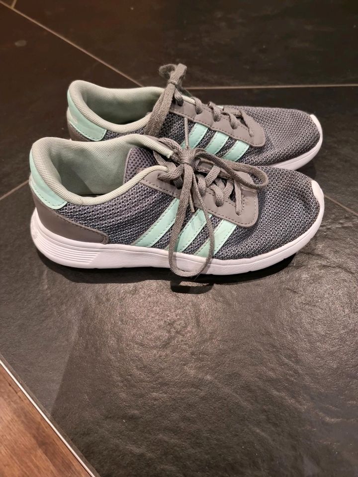 Adidas Sneaker Gr. 4 bzw. 36 in Ehrenkirchen