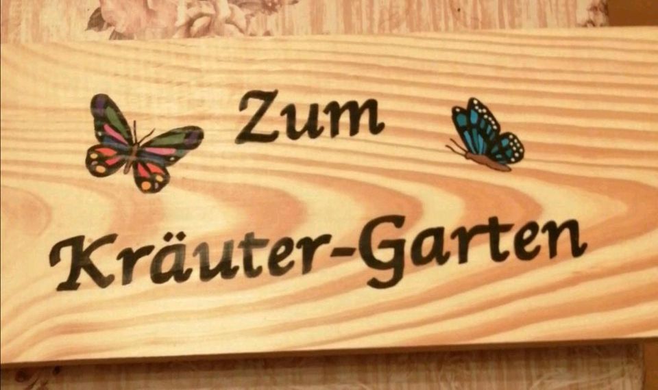 Verschiedene Schilder Holzschild Hinweisschild in Simbach