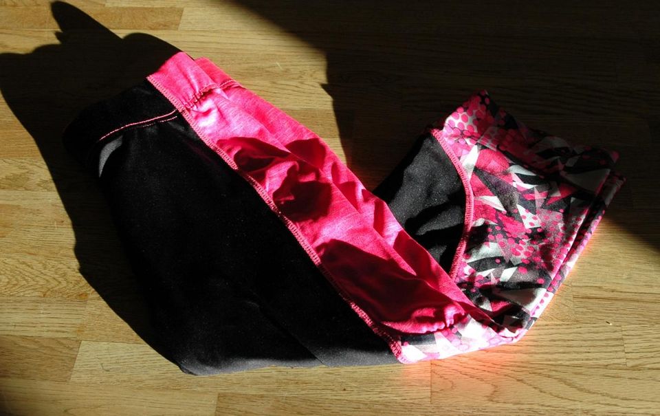 Sporthose / Leggings 3/4 lang schwarz/pink Gr.152 in Senden