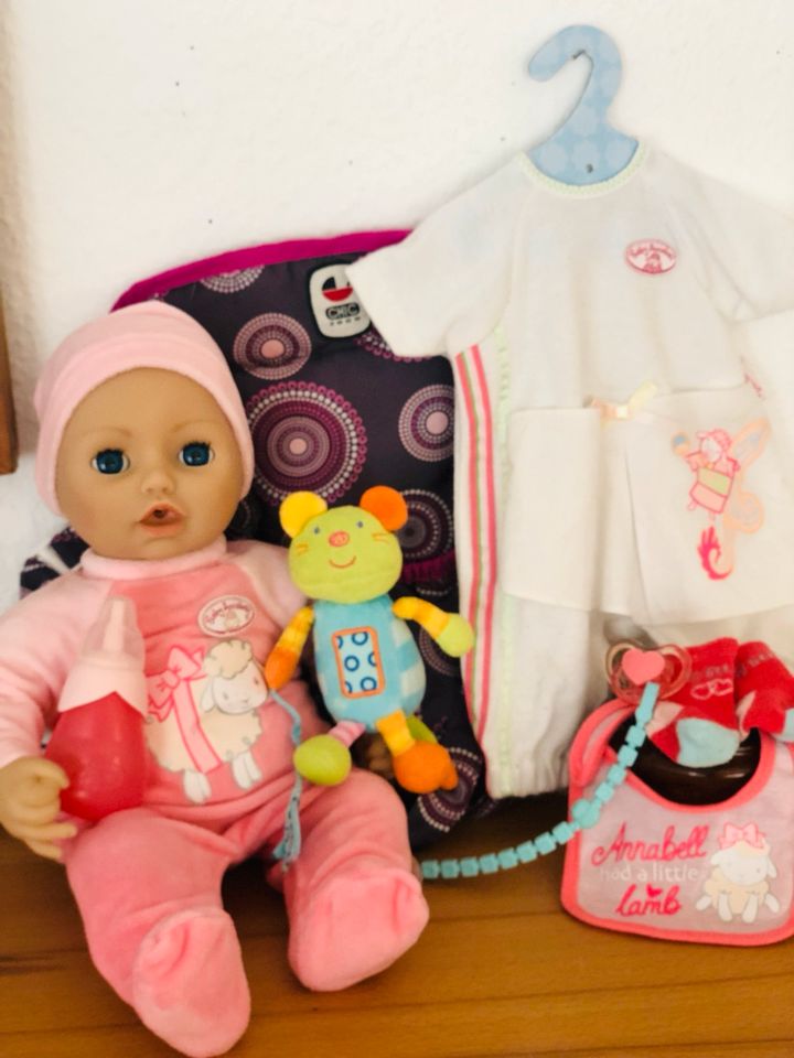 Baby Annabell+extra Kleid+NEU Puppentrage+Zubehör-Neuwertig! in Zeesen