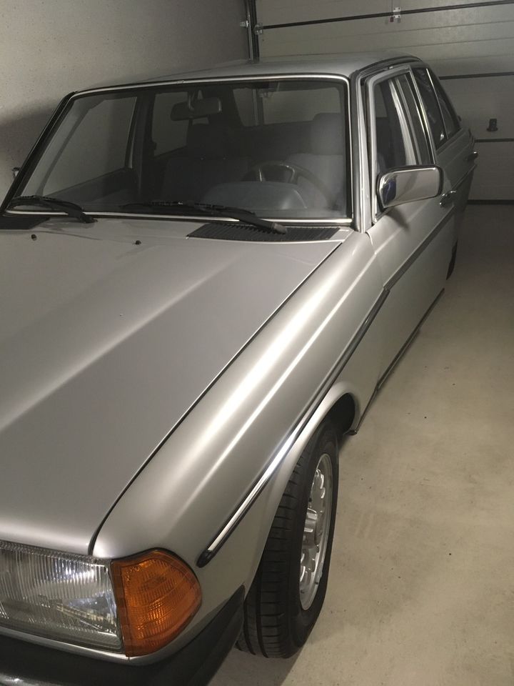 Mercedes Benz 230E, W123, Topp-Zustand in Kreuztal