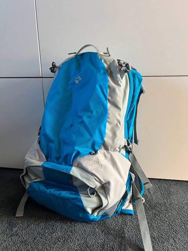 Leichter Jack Wolfskin Wanderrucksack mit Regenverdeck in Bochum