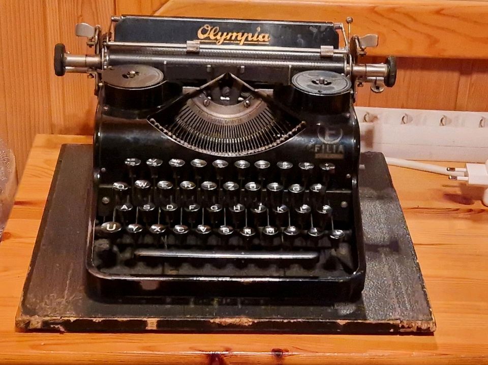 Historische Schreibmaschine Olympia FILIA in Erfurt