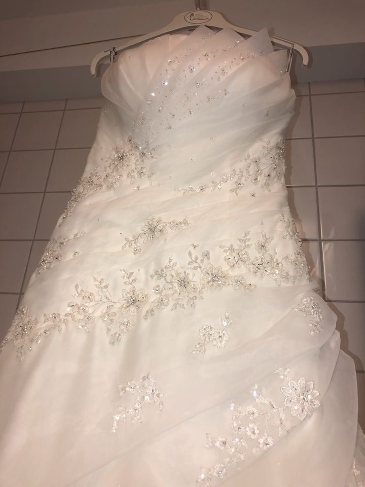 Hochzeitskleid Brautkleid mit Handschuhe und Diadem in Oberhausen