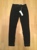 Coole  schwarze Skinny MID Waist Jeans COMMA Gr. 34 neu Niedersachsen - Melle Vorschau