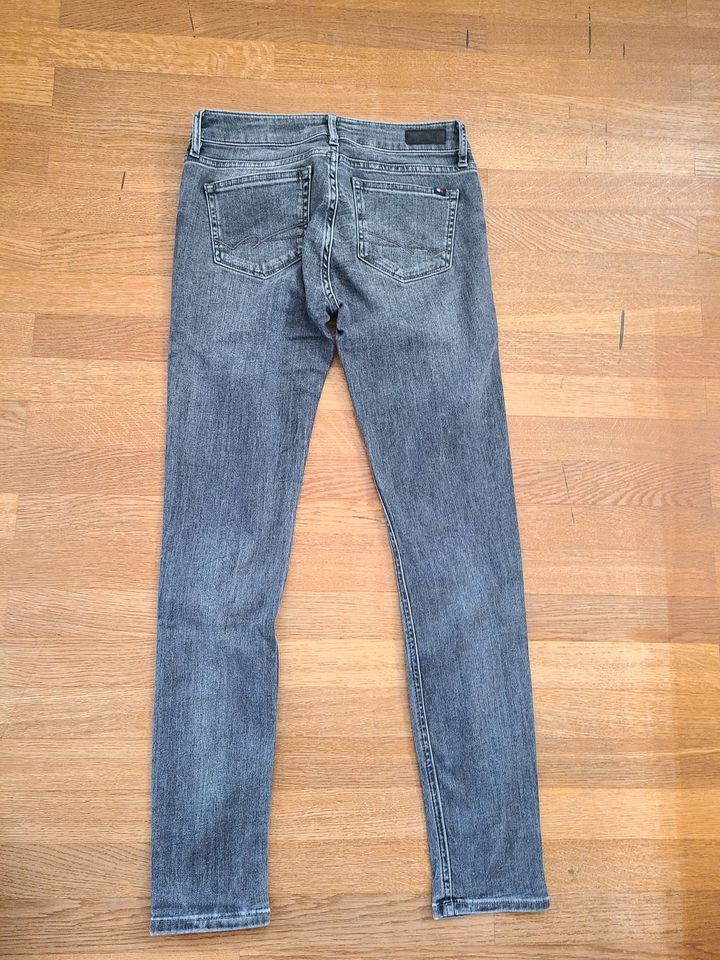 Tommy Hilfiger Jeans * 26 / 32 * Skinny * grau * neuwertig in Hamburg