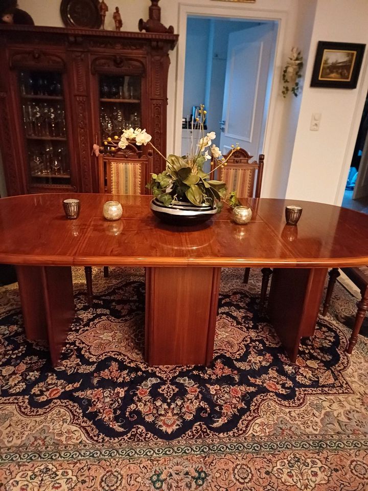 Ovaler Esstisch ausgezogen 2.25 m Farbe Antik Nussbaum in Rellingen