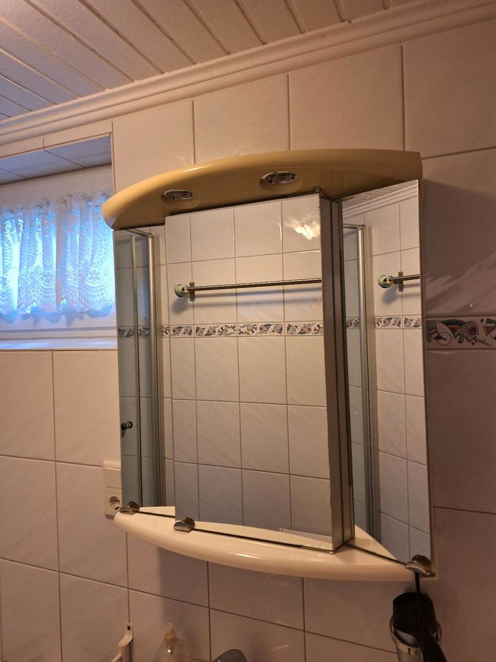 Verschenke Spiegelschrank voll funktionsfähig in Olsberg
