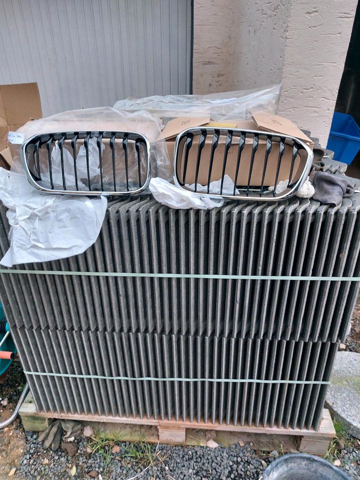 NEU NEU!!!!!!!Artkilnummer 51712357462 Bmw kühlergrill Original B in Sinzig