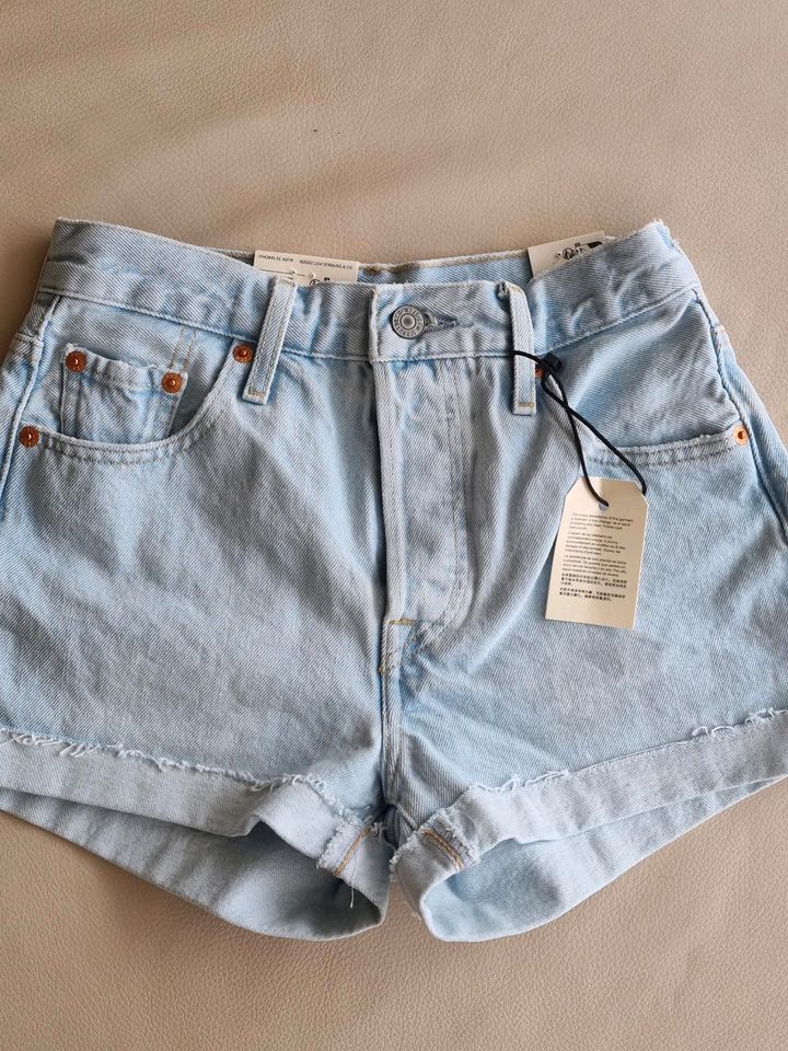 Levis 501 Jeans Shorts 24 Neu mit Etikett in Augsburg