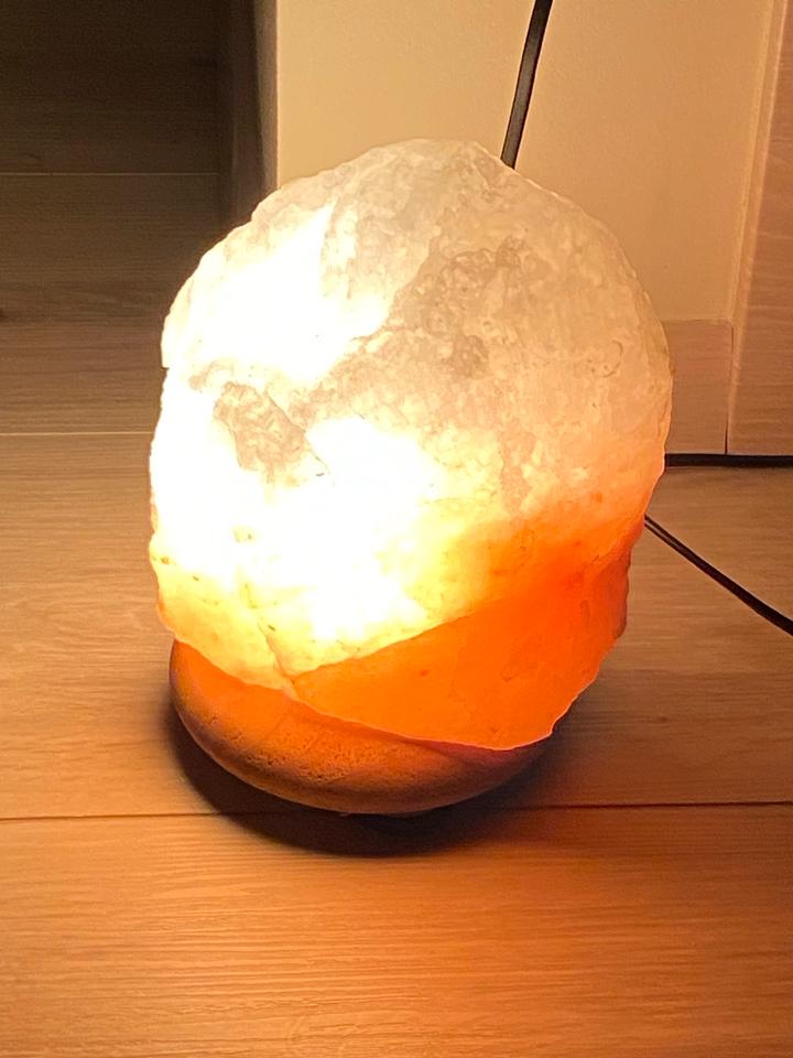 Elektrische Salzkristall-Lampe für ein wunderschönes Licht in Biebergemünd