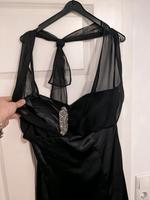 Kleid Cocktailkleid Laura Scott  schwarz glänzend Brosche 40/42 Niedersachsen - Varel Vorschau