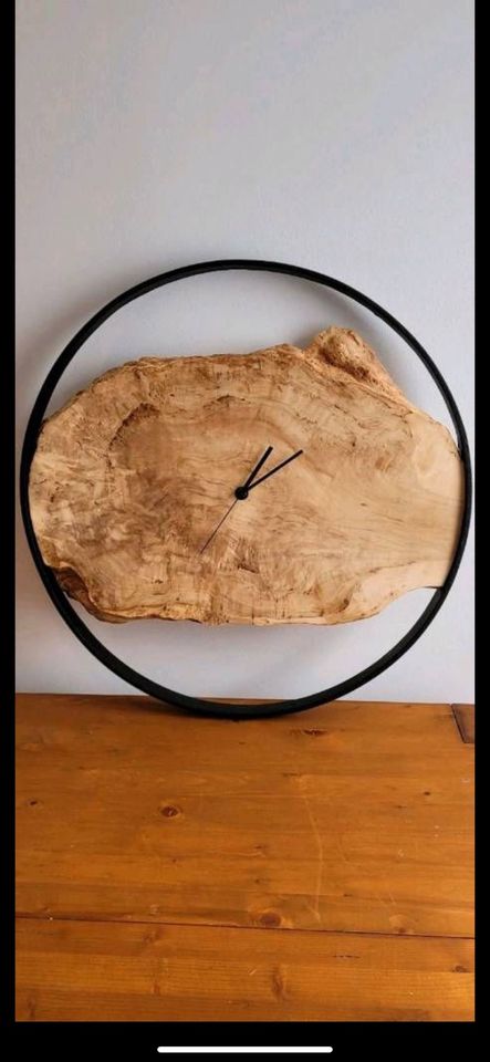 Wanduhr Massiv Holz Eisen in Kandel