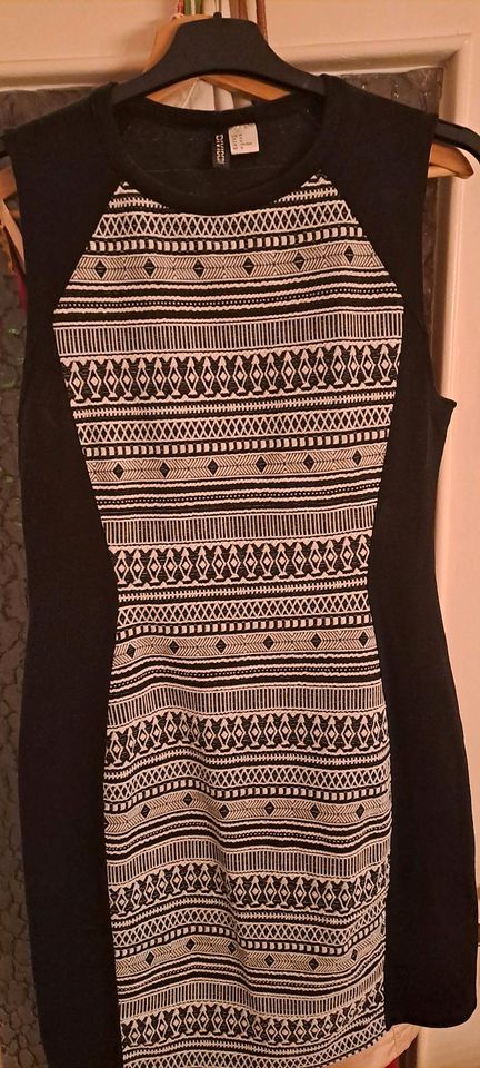 Kleid, 44, schwarz mit weißem Muster, H&M,  44 in Neuss