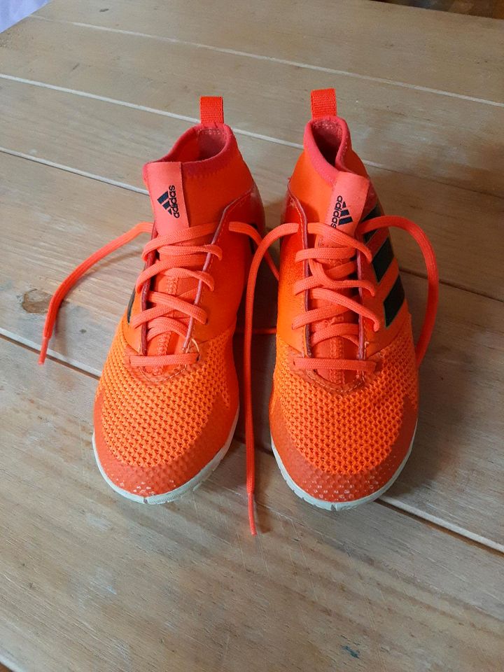 Adidas Sportschuhe in Waake