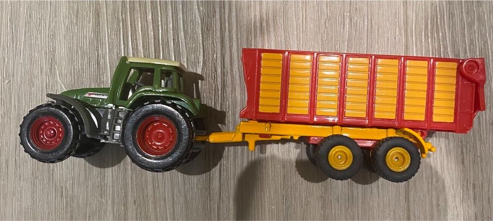 Siku Farmer Traktoren mit Anhänger 1:87 in Burgwedel