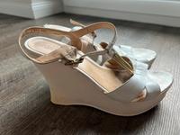 Catwalk Plateausandalette Wedges Gr.39 weiß gold Keilabsatz Schleswig-Holstein - Altenholz Vorschau