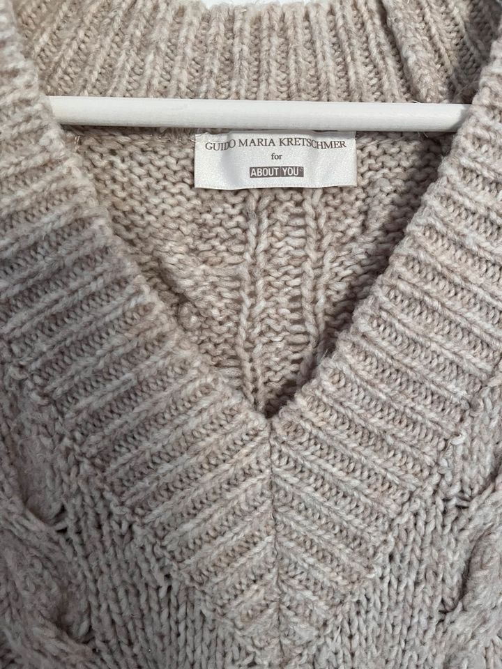 Strickpullover mit V-Ausschnitt in Miltenberg