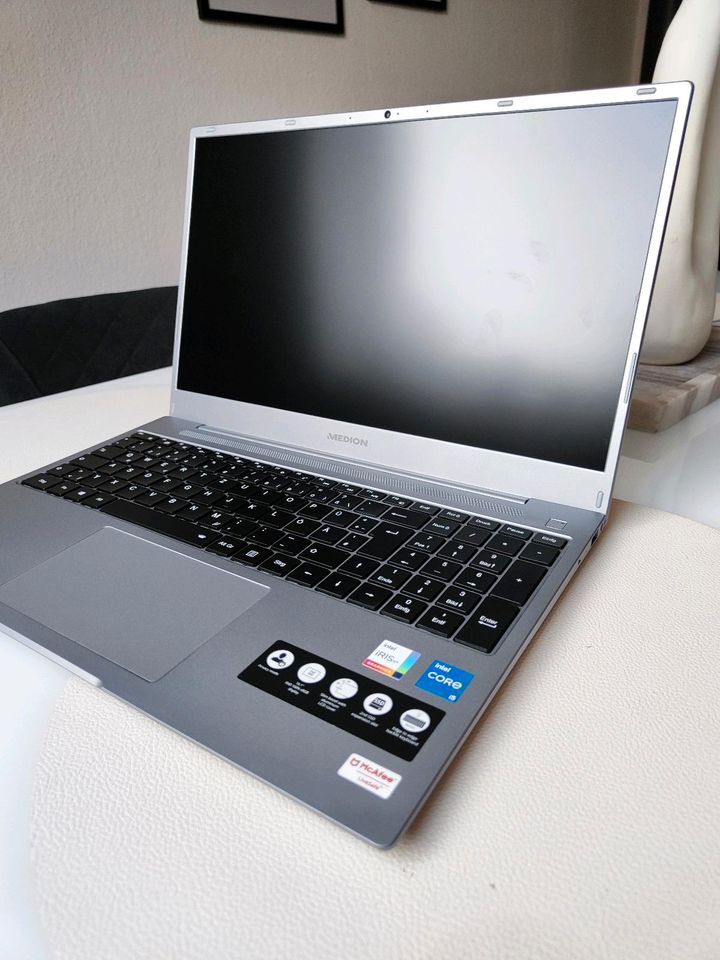 Medion AKOYA E16402 Notebook Laptop I5/8GB/512GB SSD 16,1" Win11 in Essen
