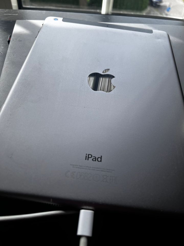 Apple iPad Air, 128 GB, WLAN und UMTS, Spacegrey in Lübeck