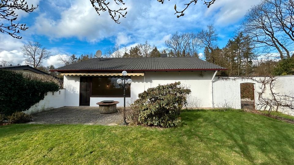 Bungalow mit viel Grün, Pool und Potenzial in Jesteburg