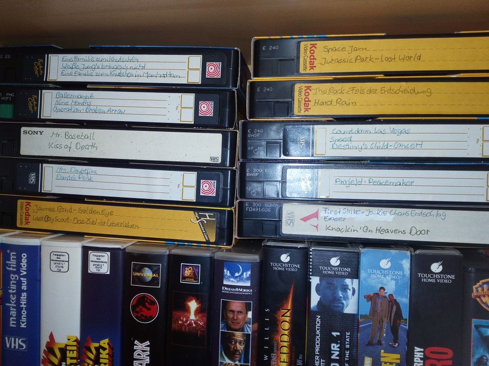 VHS Sammlung, bestehend aus 23 Kauf VHS und 21 bespielten VHS, in Mönchengladbach