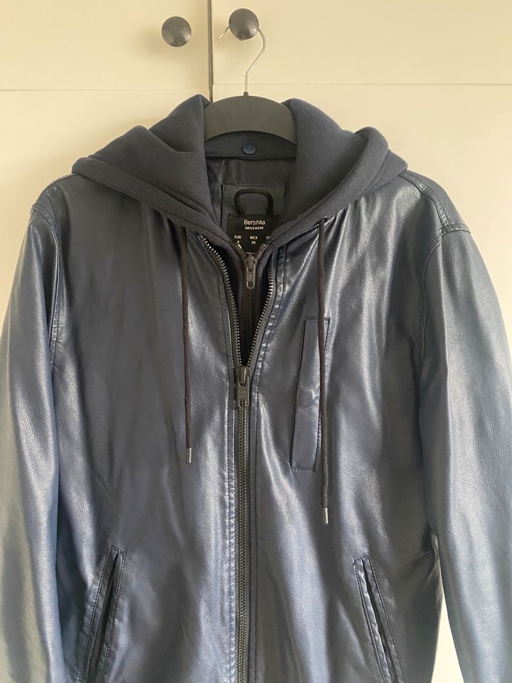 Bershka Lederjacke mit Kapuzenjacke, marineblau, Gr. S neuwertig in Ratingen