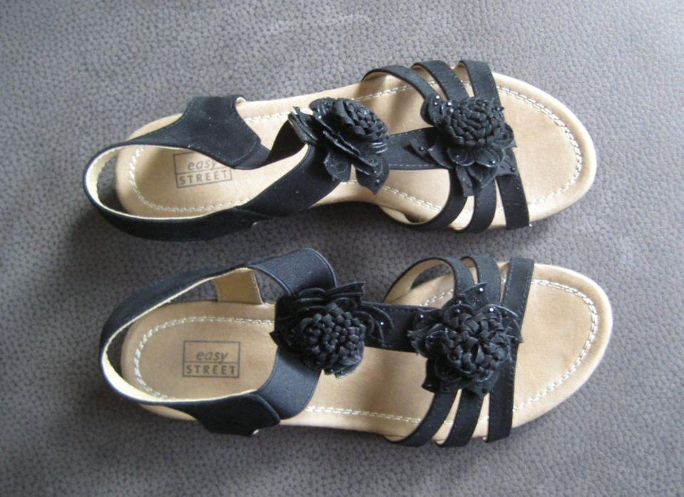 Riemchen-Sandalette - Sandale - Gr. 40 - schwarz - Blüten-Besatz in Berlin
