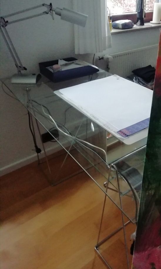 Schreibtisch mit zwei Glasplatten auf Metallböcken in Rellingen