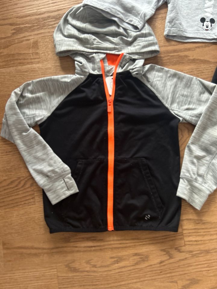 Bekleidungspaket Gr. 122/128 kurze Hose Jacke H&M Jogginghose T-S in Stockelsdorf