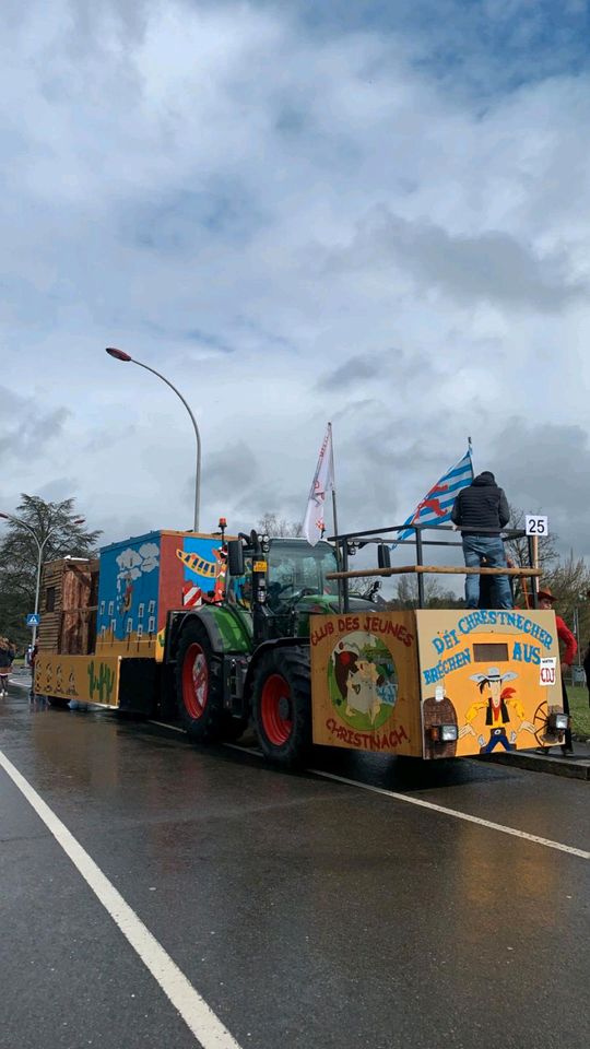 Faschingswagen Kiste für die Fronthydraulik | Faschingsumzug in Echternacherbrück