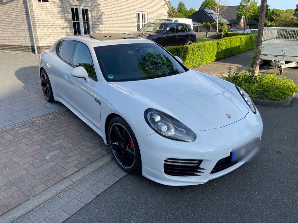 Porsche Panamera GTS Carbon LED Sport Design in Bad Bevensen