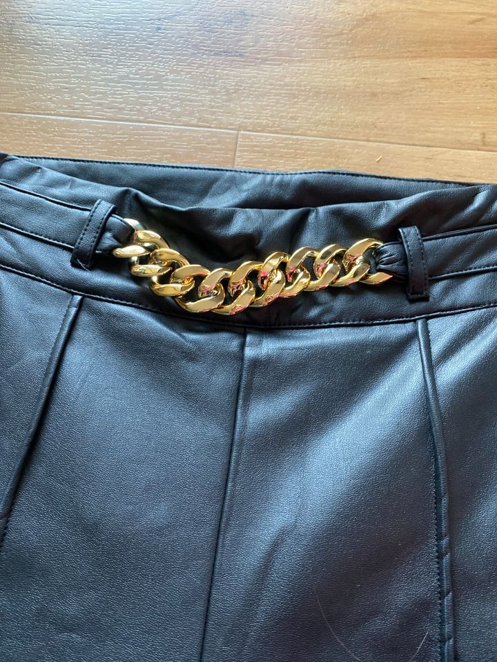 Schwarze Kunstlederhose Golden Kette Hose S in Düsseldorf