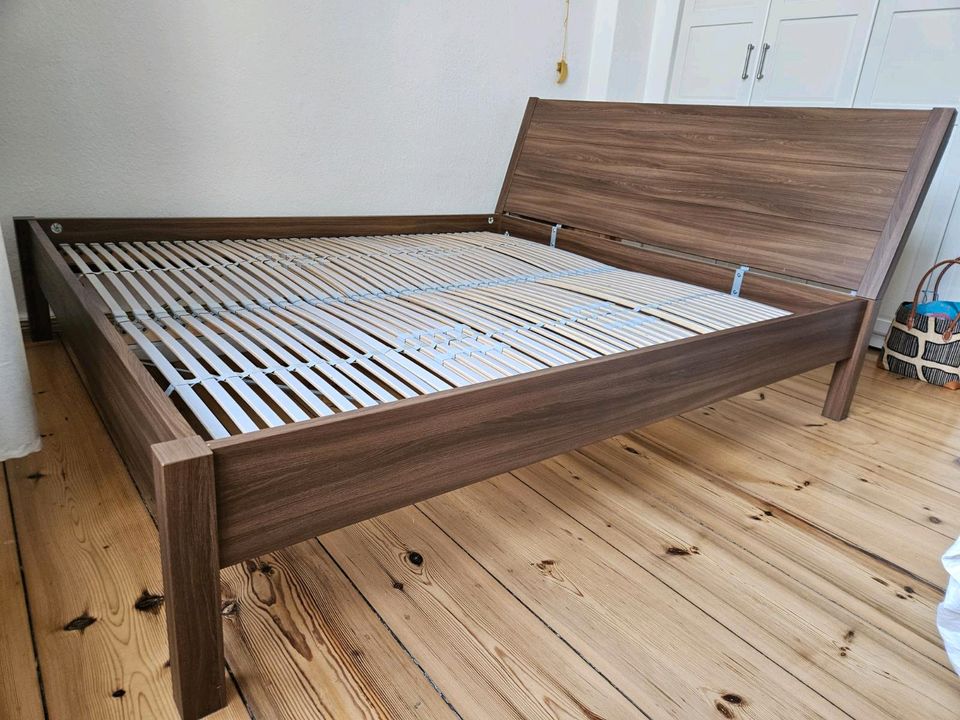Ikea 'Nyvoll' Bett 180x200 mit Lattenrost in Berlin