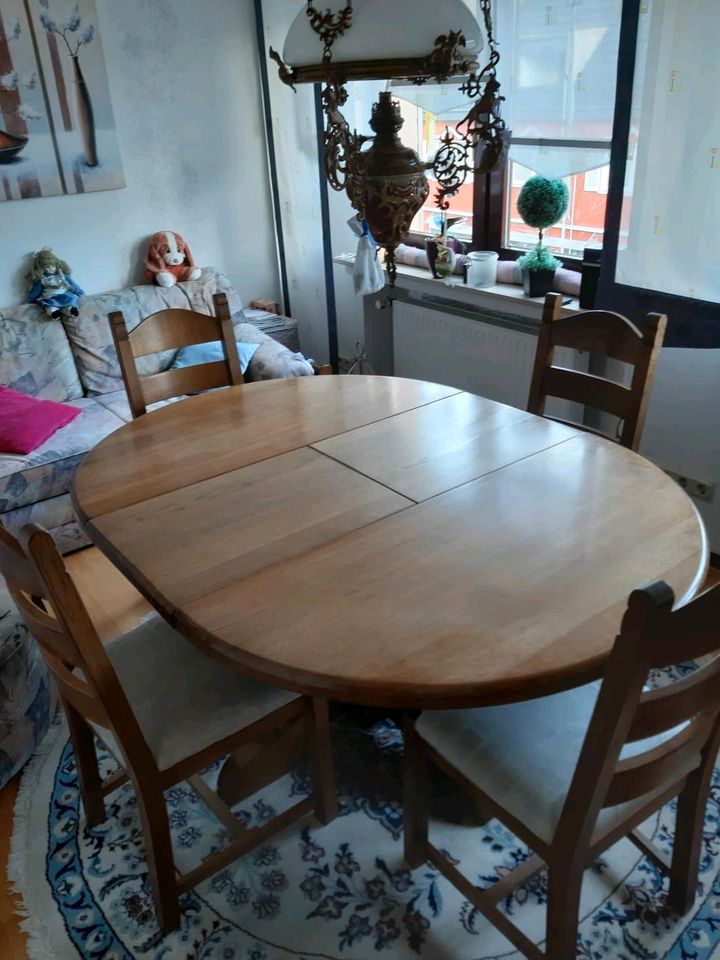 Tisch und 5 Stühle aus massiver Eiche in Wiehl