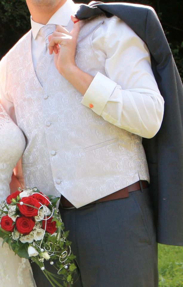 Hochzeitsweste Silber mit Plastron und Hemd Gr. 54 in Marsberg