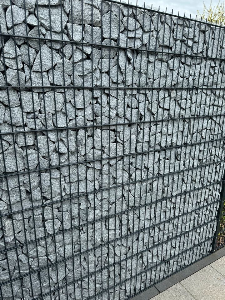 Granit Schotter Steine 60-150 mm hellgrau in Marburg