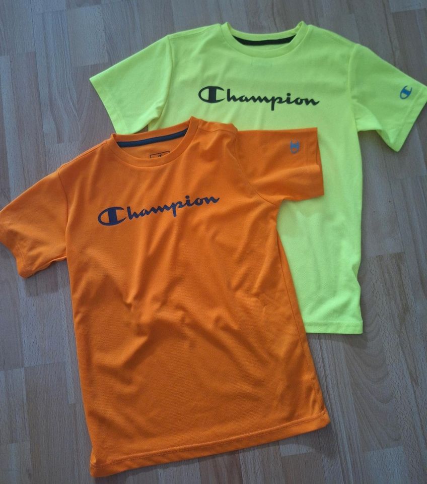 2 Trainings-Shirts Champions in Kempen