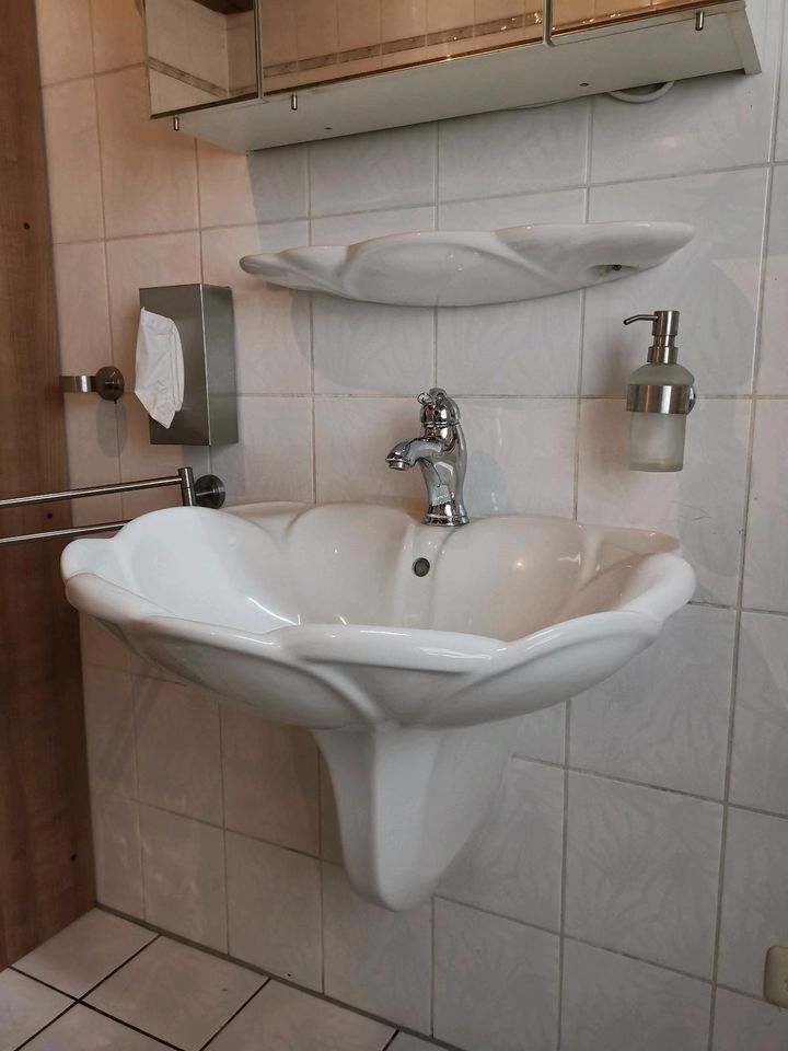 Designwaschbecken Duravit inkl. passender Ablage und Toilette Top in Eckelsheim