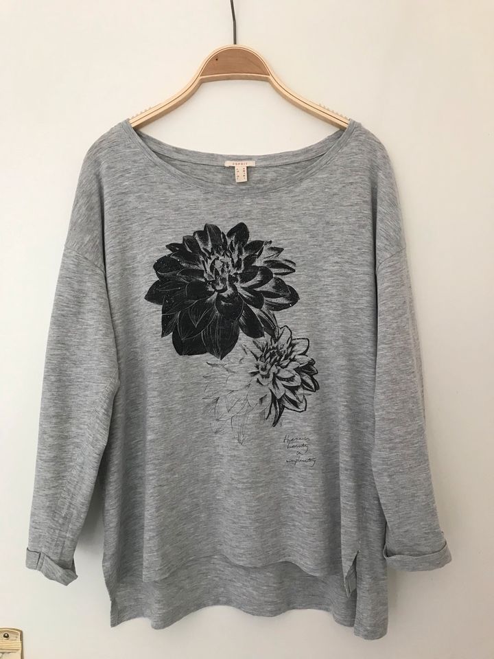 Esprit T-Shirt grau mit Blumen-Print / Glitzer Gr. M in Bremen