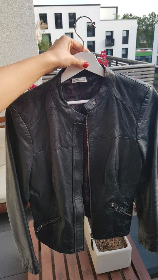 Taillierte, schwarze Lederjacke von Street One (Neupreis 250€) in München