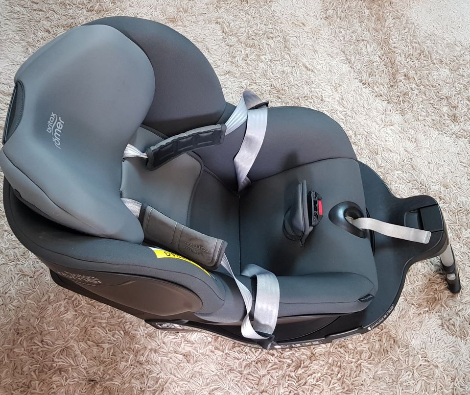 Römer Britax Reboarder Dualfix M-Size Midnight-Grey in Bexbach