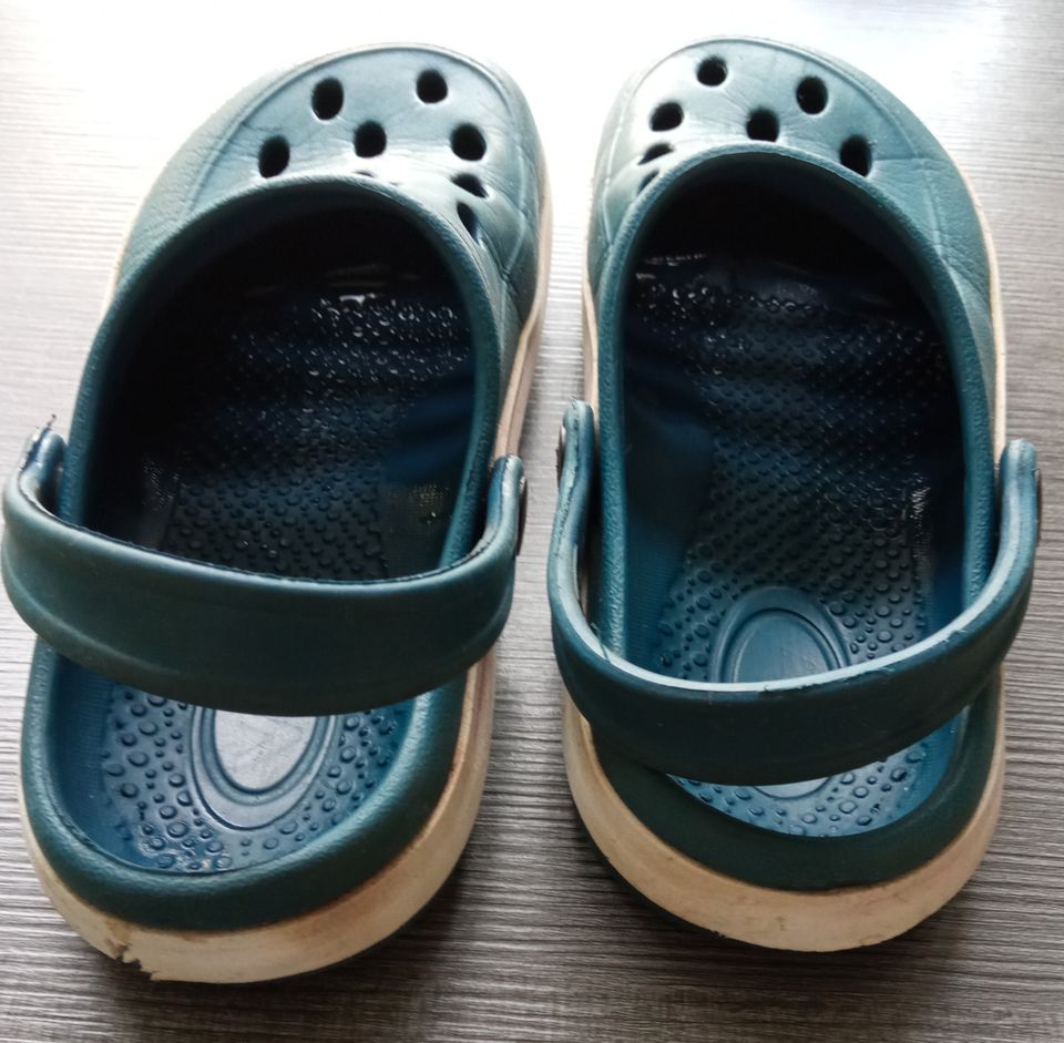 Crocs, Gr. 31, dunkelblau, sehr günstig in Niedernhausen