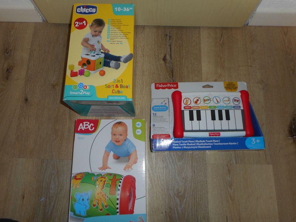 3 neue Spielzeug Fisher Price Piano , Chicco Simba Paket Neu in Markt Rettenbach